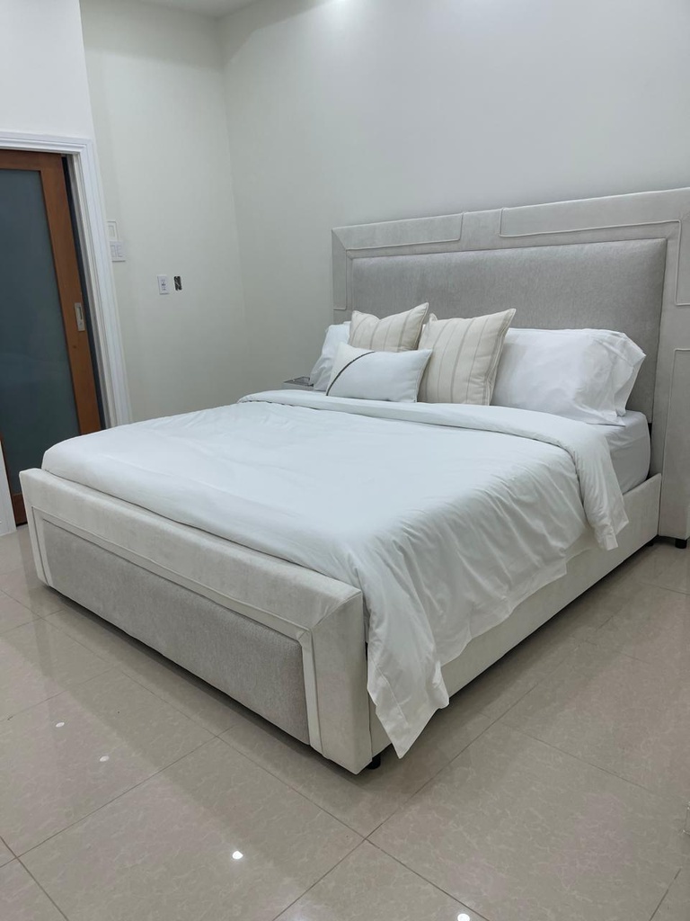 DL KING TWO TONED BED WITH PIPING DETAILS 