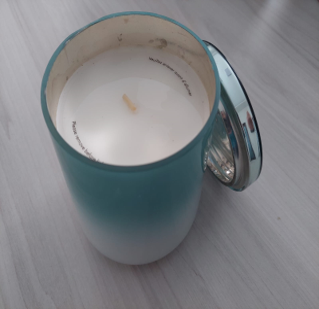 TEAL & WHITE SCENTED CANDLE